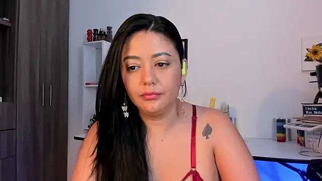 Snapshot of LauraToro_ chatting on 06.13.26 LauraToro online show from 06.13.26