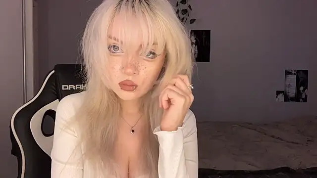 Snapshot of Velvets_Vixens01 chatting on 06.18.26 Velvets Vixens01 online show from 06.18.26