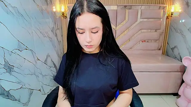 Snapshot of Aleja_r_ chatting on 06.18.26 Aleja r online show from 06.18.26