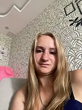 Snapshot of Emilia_kis chatting on 06.13.26 Emilia kis online show from 06.13.26
