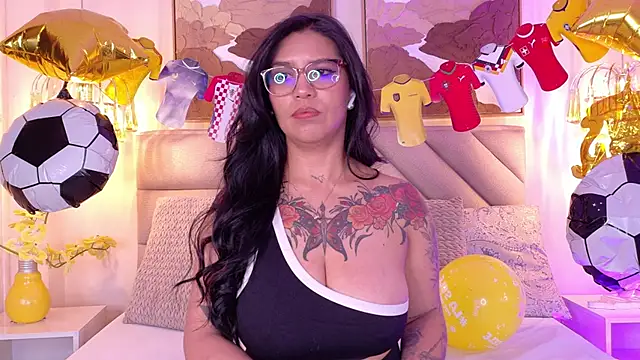 Snapshot of Sharlot18 chatting on 06.19.26 Sharlot18 online show from 06.19.26