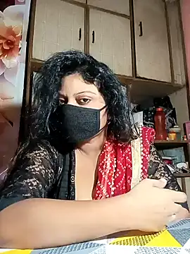 Snapshot of KareenaChopra chatting on 06.15.26 KareenaChopra online show from 06.15.26
