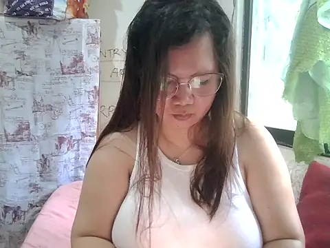 Snapshot of Minimahal chatting on 06.17.26 Minimahal online show from 06.17.26