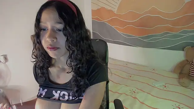 Snapshot of SiaVelour_ chatting on 06.17.26 SiaVelour online show from 06.17.26