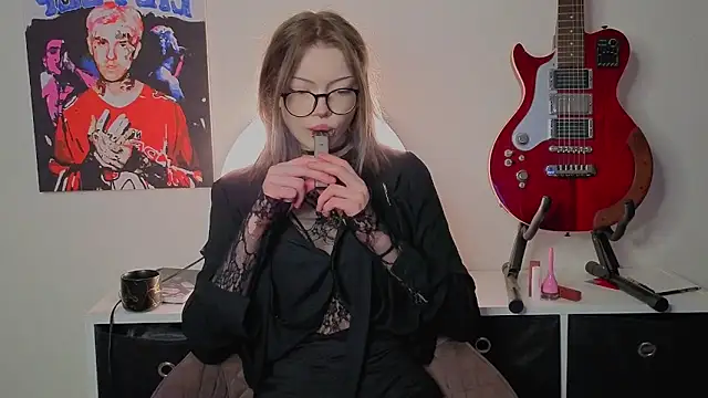 Snapshot of EndicaWilde chatting on 06.22.26 EndicaWilde online show from 06.22.26