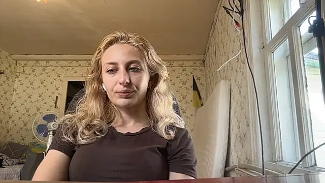 Snapshot of LisaBam chatting on 06.19.26 LisaBam online show from 06.19.26