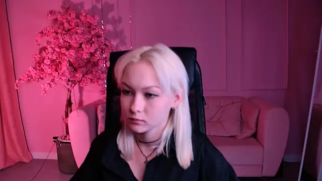 Snapshot of OliviaVale chatting on 06.19.26 OliviaVale online show from 06.19.26