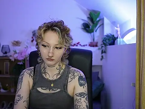 Snapshot of tattooedblondee18 chatting on 06.22.26 tattooedblondee18 online show from 06.22.26