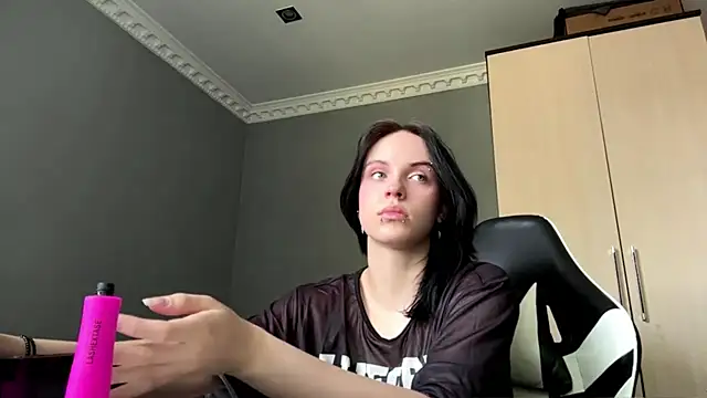 Snapshot of martinienjoyer chatting on 07.05.26 martinienjoyer online show from 07.05.26