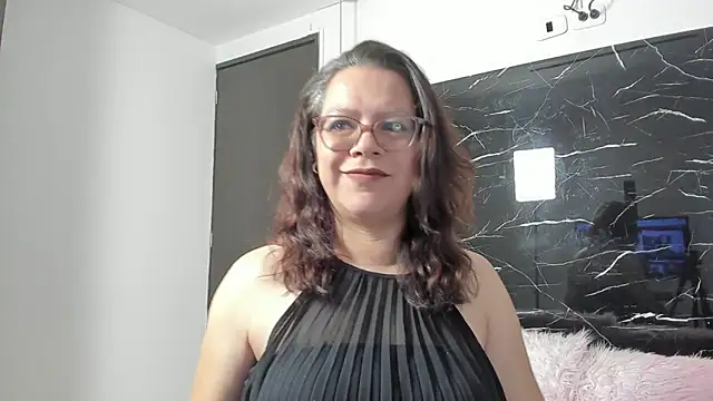 ELLE HADID online show from 06.22.26