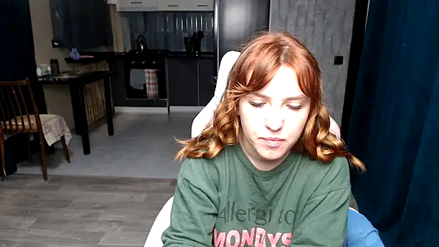 Reginasmilee online show from 10.17.25