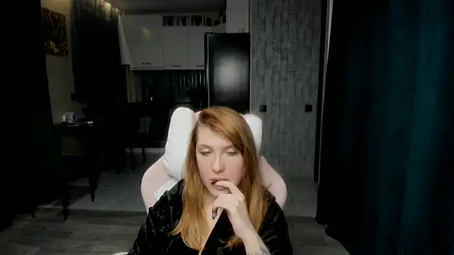 Reginasmilee online show from 11.27.25