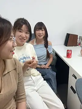Snapshot of YY-1-1-1 chatting on 06.24.26 YY-1-1-1 online show from 06.24.26