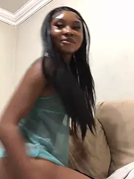 Snapshot of Lightskinnelle chatting on 07.04.26 Lightskinnelle online show from 07.04.26