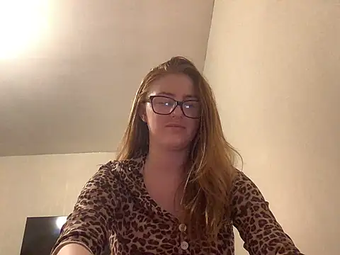 Snapshot of Redvelvetxx2 chatting on 06.26.26 Redvelvetxx2 online show from 06.26.26