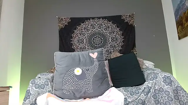 Snapshot of katiasupreme1 chatting on 11.17.25 katiasupreme1 online show from 11.17.25