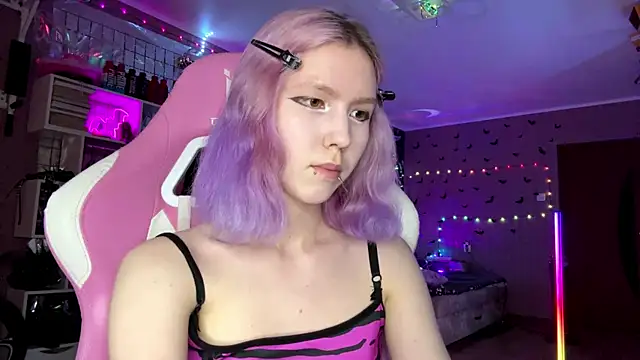 Snapshot of lonely_bunny chatting on 07.20.26 lonely bunny online show from 07.20.26