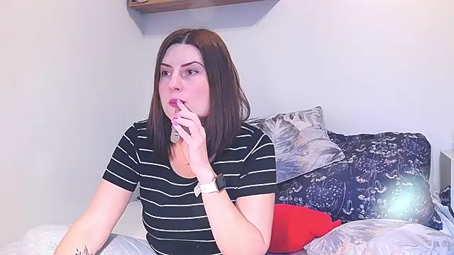 Snapshot of alisenties chatting on 02.28.25 alisenties online show from 02.28.25