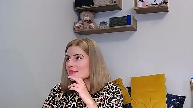 Snapshot of alisenties chatting on 09.17.25 alisenties online show from 09.17.25