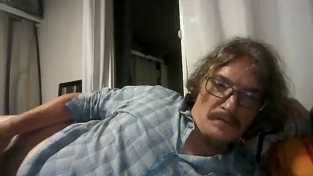 Snapshot of riffraff69 chatting on 08.06.26 riffraff69 online show from 08.06.26