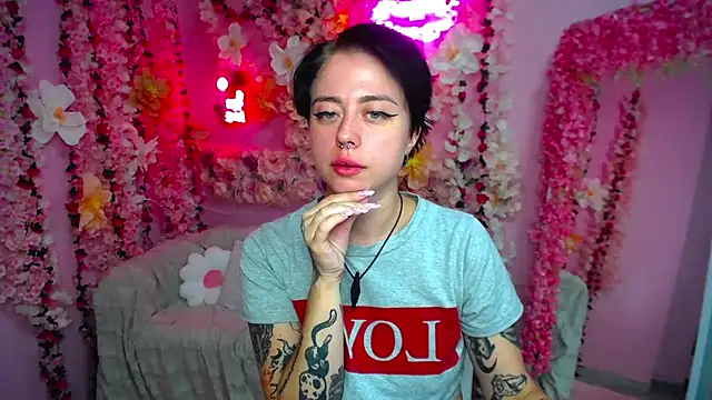 Snapshot of Adelin_R chatting on 07.25.26 Adelin R online show from 07.25.26