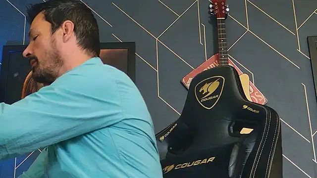 Snapshot of ChrisKox chatting on 10.03.25 ChrisKox online show from 10.03.25