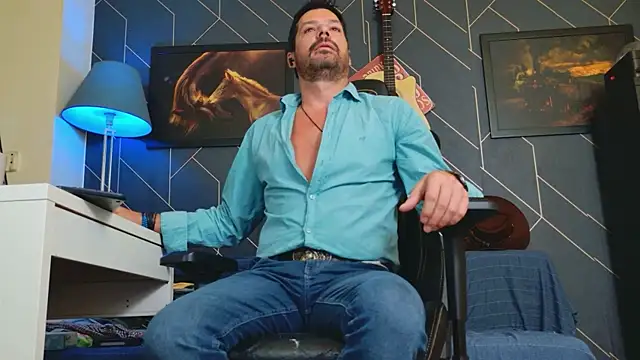 Snapshot of ChrisKox chatting on 10.04.25 ChrisKox online show from 10.04.25