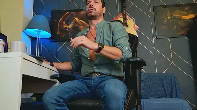 Snapshot of ChrisKox chatting on 10.06.25 ChrisKox online show from 10.06.25