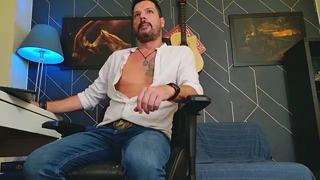 Snapshot of ChrisKox chatting on 10.21.25 ChrisKox online show from 10.21.25