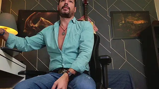 Snapshot of ChrisKox chatting on 11.05.25 ChrisKox online show from 11.05.25