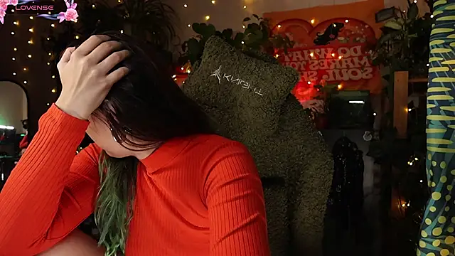 Snapshot of Dead_Butterfly chatting on 10.21.25 Dead Butterfly online show from 10.21.25