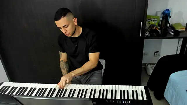 Snapshot of logan_smith chatting on 10.10.25 logan smith online show from 10.10.25