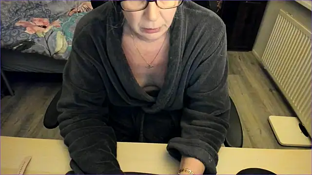 minoesje37 online show from 12.19.24