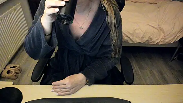 minoesje37 online show from 02.04.25