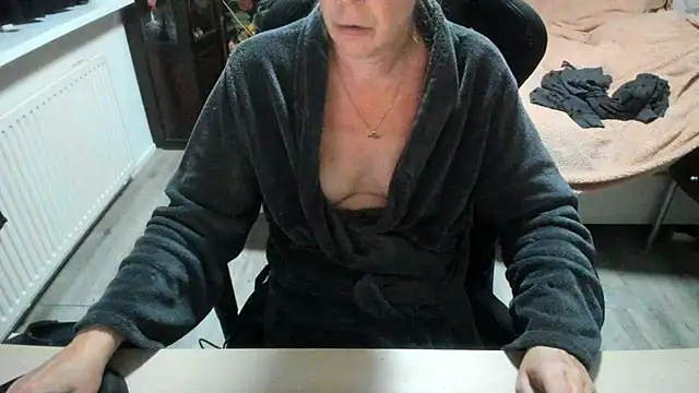 minoesje37 online show from 10.23.25