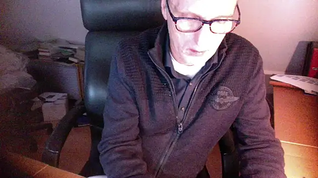 Snapshot of outlaw200 chatting on 01.01.25 outlaw200 online show from 01.01.25