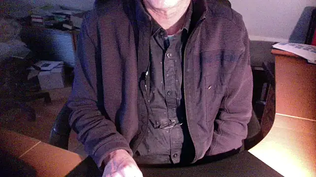 Snapshot of outlaw200 chatting on 01.04.25 outlaw200 online show from 01.04.25