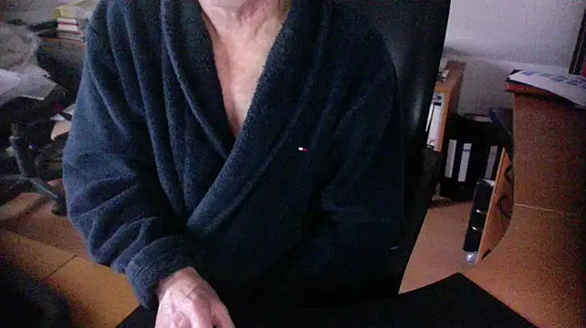 Snapshot of outlaw200 chatting on 01.05.25 outlaw200 online show from 01.05.25