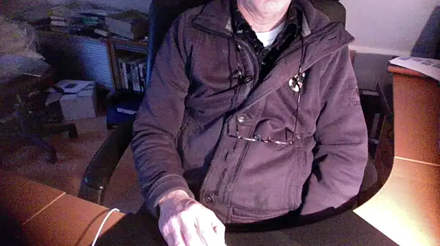 Snapshot of outlaw200 chatting on 01.09.25 outlaw200 online show from 01.09.25