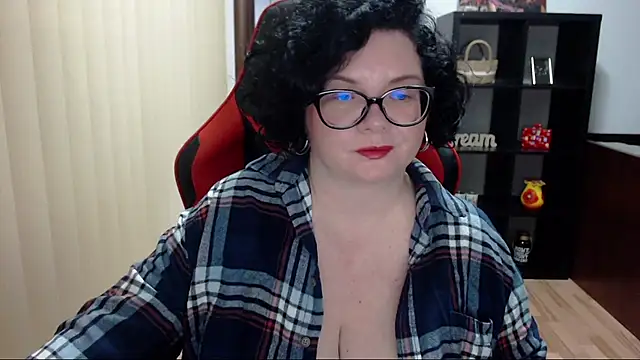 Snapshot of MissTroublle chatting on 01.28.25 MissTroublle online show from 01.28.25