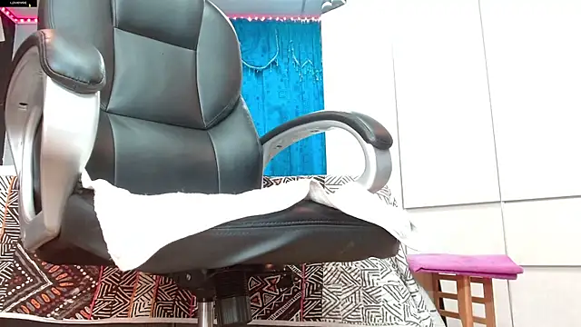 khloeHermaprodit3 online show from 02.27.26