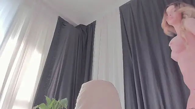 Snapshot of blond3bab3 chatting on 01.23.25 blond3bab3 online show from 01.23.25