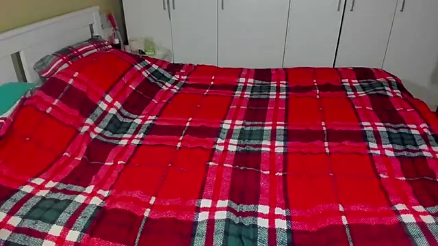 Snapshot of GoldCurves chatting on 10.27.25 GoldCurves online show from 10.27.25