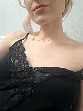 YogisticJuli666 online show from 10.27.25