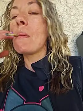 Snapshot of _NinaLuvSins_ chatting on 10.04.25 NinaLuvSins online show from 10.04.25