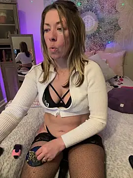 Snapshot of _NinaLuvSins_ chatting on 10.26.25 NinaLuvSins online show from 10.26.25