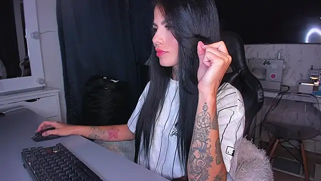Snapshot of Lisegg_ chatting on 01.13.25 Lisegg online show from 01.13.25