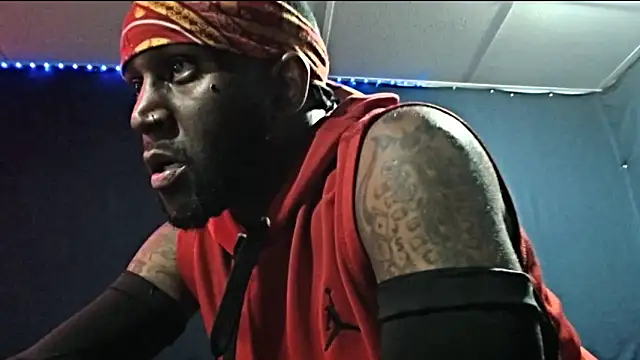 Snapshot of iBreakHeartz chatting on 11.04.25 iBreakHeartz online show from 11.04.25