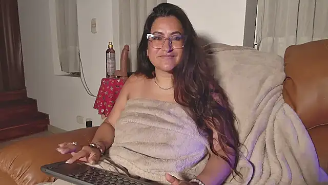 Snapshot of DeesseLuxure chatting on 03.07.25 DeesseLuxure online show from 03.07.25