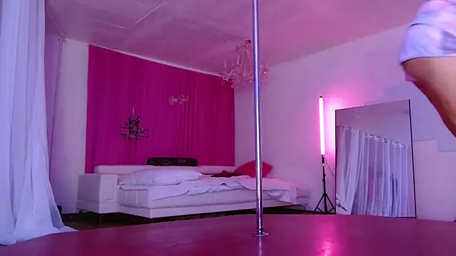 Snapshot of Sweet-Ginger chatting on 10.02.25 Sweet-Ginger online show from 10.02.25